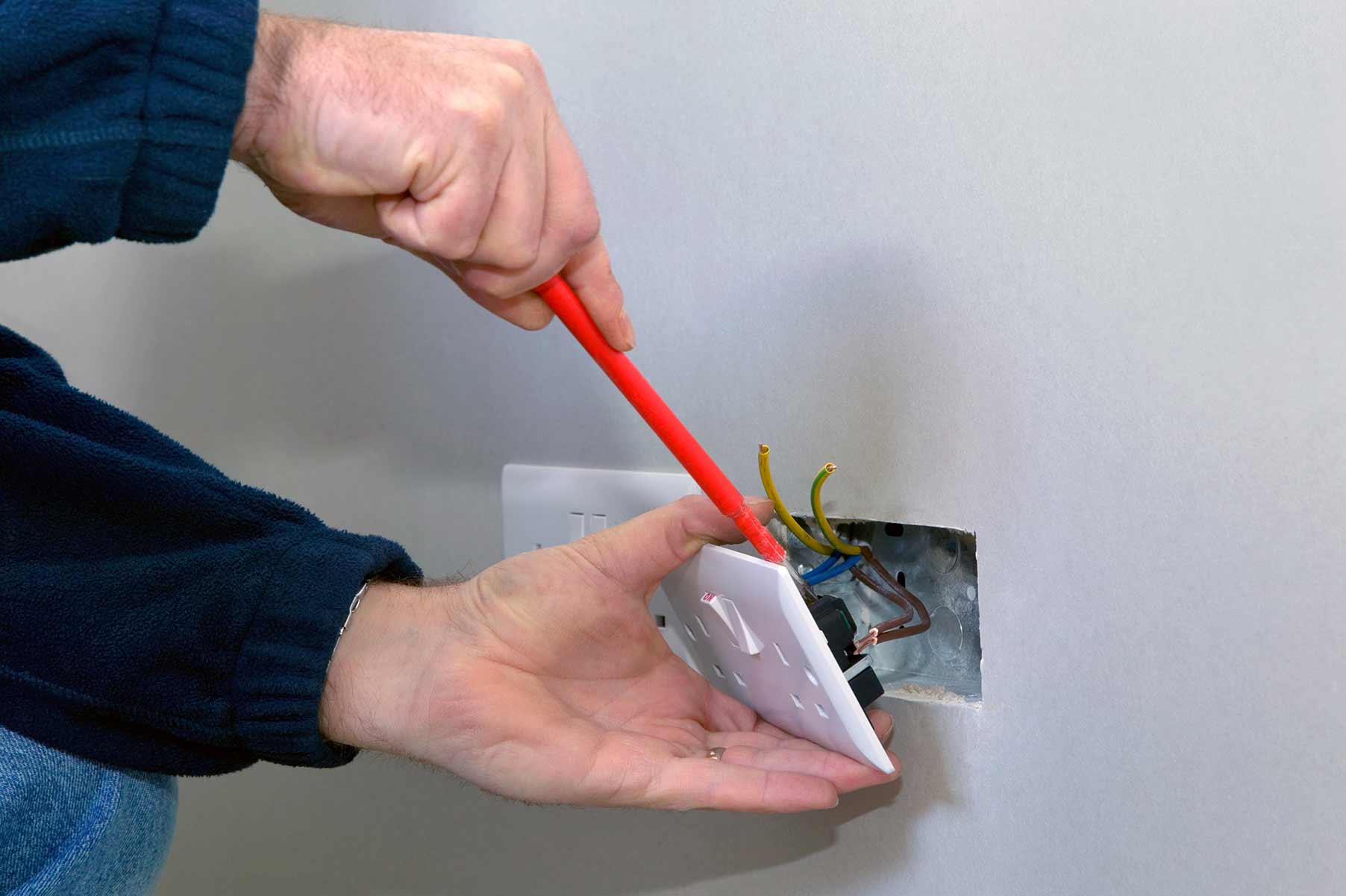 Our electricians can install plug sockets for domestic and commercial proeprties in Luton and the local area. 